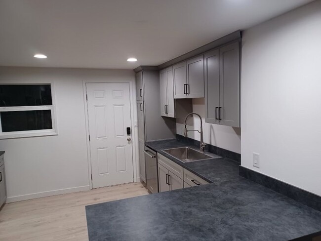 Building Photo - Remodeled! One level, 2 bdrm 1 bath end un...