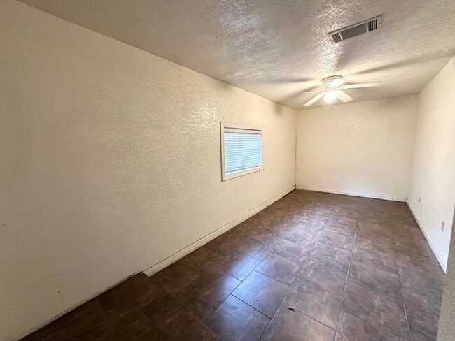 Building Photo - 4 Bed 2 Bath For Rent