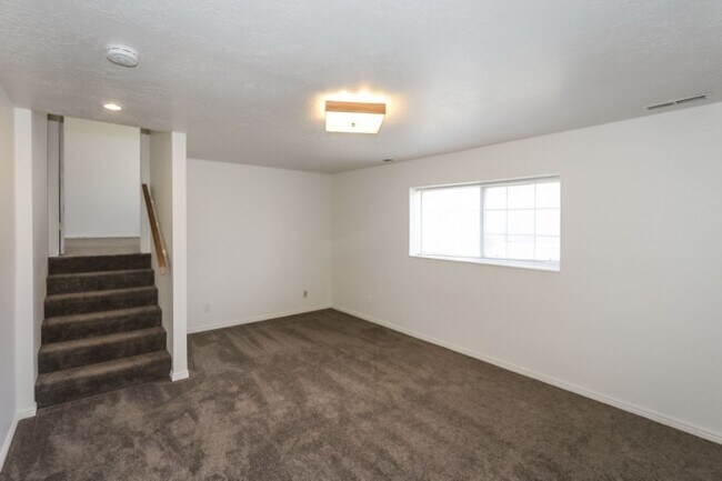 Building Photo - 3 Bedroom / 2 Bath Home in Bountiful!