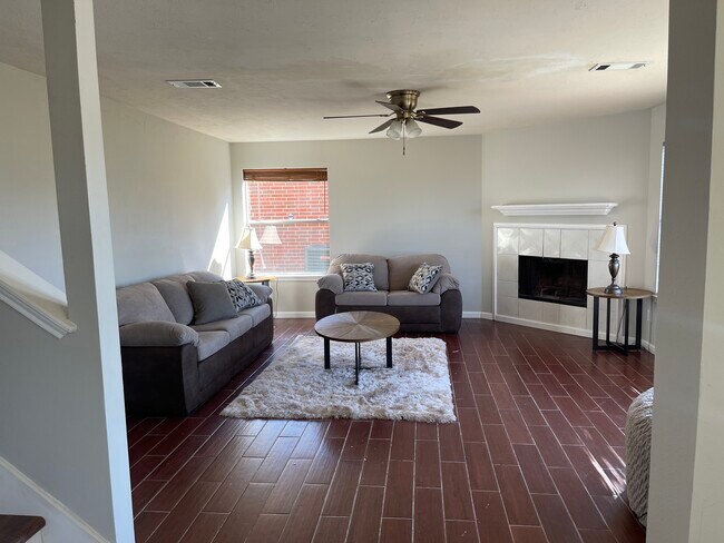 Building Photo - 17158 Summer Hollow Dr