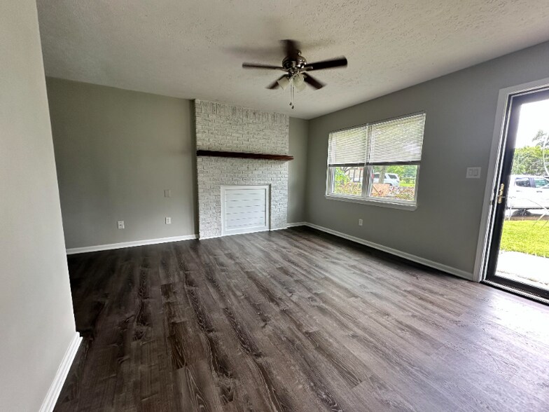 Building Photo - 11201 Ginger Rd