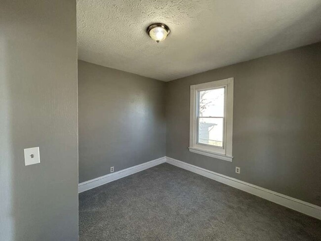 Building Photo - Charming & Move-In Ready in Lorain!