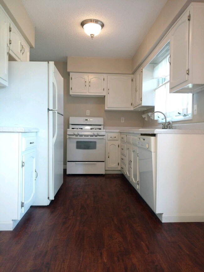 Building Photo - Charming 4 Bed / 1 Bath Ranch – Now Available!