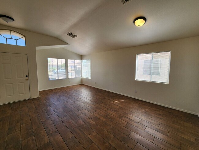 Building Photo - Lovely Single Story Home