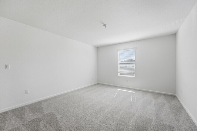 Building Photo - 10739 NW Moon Rise Ln