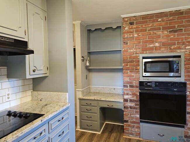 Building Photo - 1801 Eastridge Dr