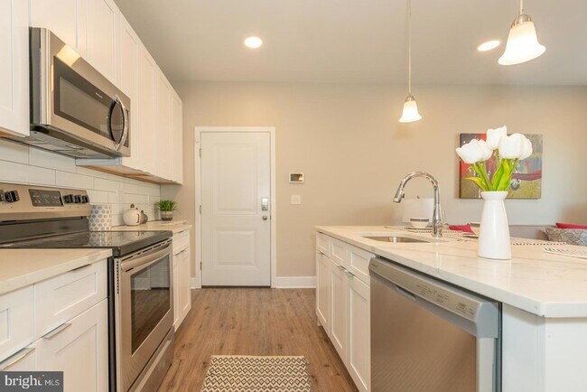 Building Photo - 2220-28 Master St