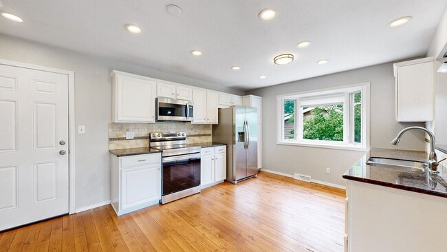 Building Photo - Amazing 4 Bed/3 Bath SFH Backing to Walnut...