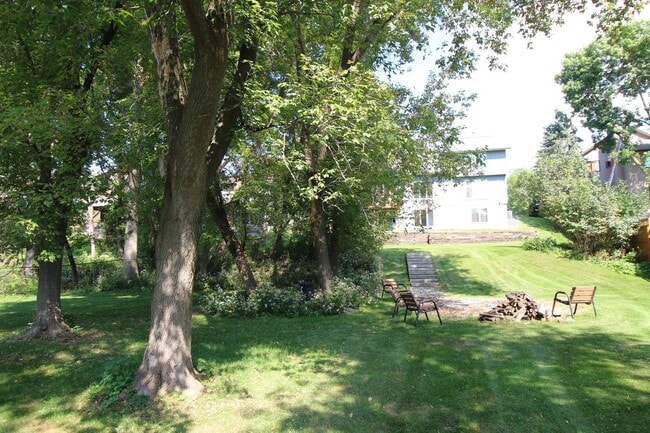 Building Photo - Entertainers dream in the heart of Eden Prairie! 3000+sf, updated, beautiful yard!!