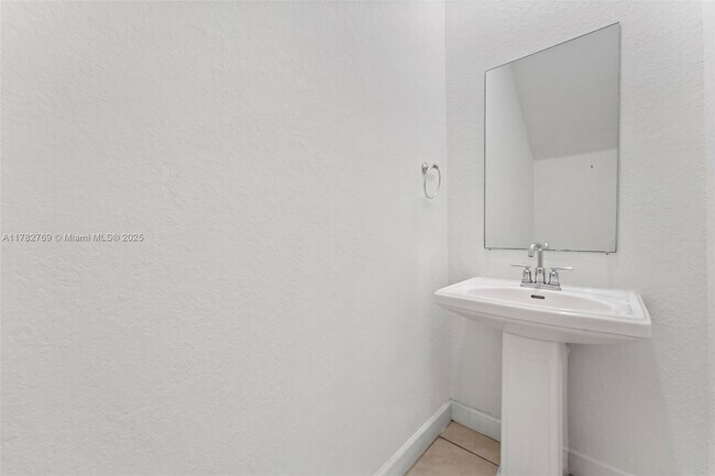 Building Photo - 1161 SW 6th Ct
