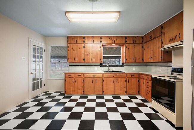 Building Photo - 904 Neans Dr