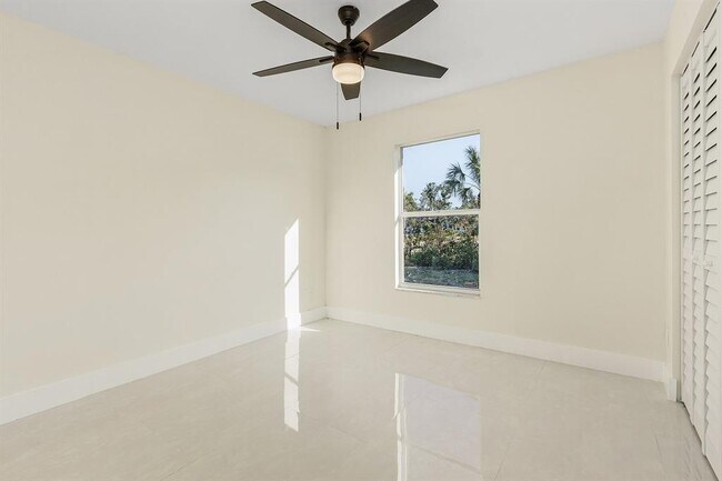 Building Photo - 2320 SW 21st St