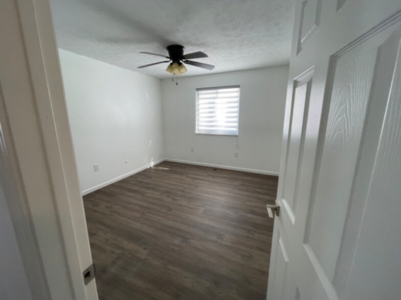 Building Photo - 617-621 N Sherry Dr