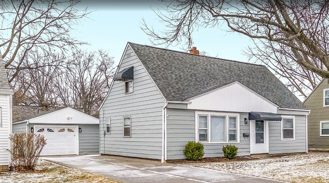 Building Photo - Stunning 5 Bed, 2 Bath Euclid Ohio!