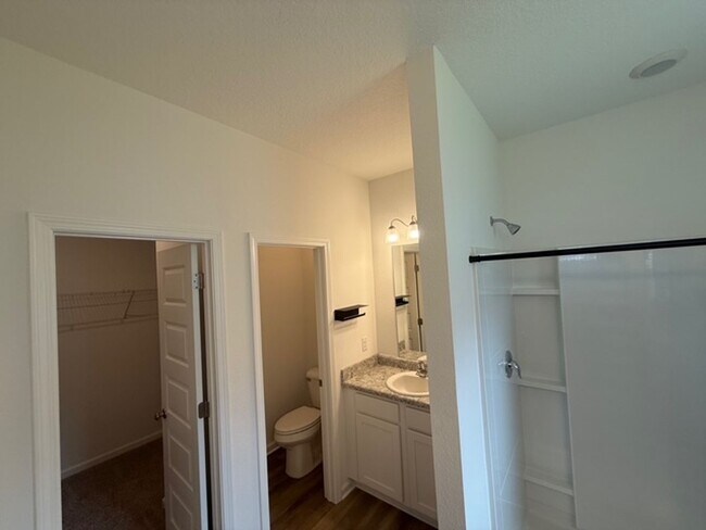 Building Photo - Beautiful 3/2 Single Family house with 2 car garage