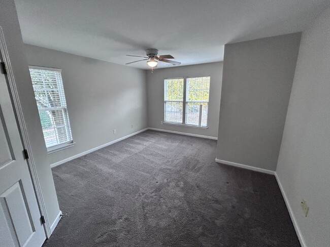 Building Photo - LARGE MOVE IN READY TOWNHOME