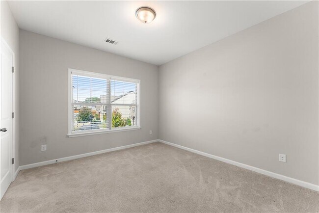 Building Photo - 156 Round Pond Dr