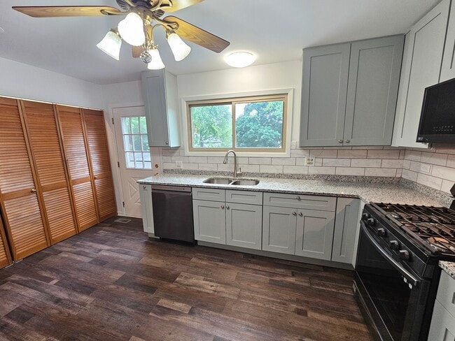 Building Photo - 571 White Birch Rd