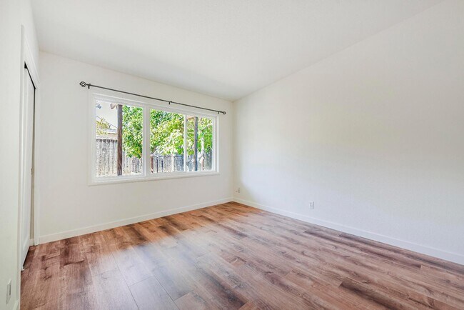 Building Photo - 2577 Gonzaga St