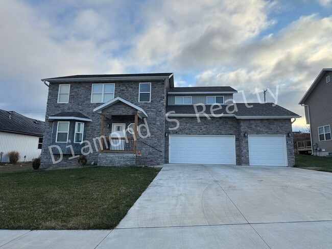 Primary Photo - Gorgeous 4 Bedroom Home in Ozark Available!