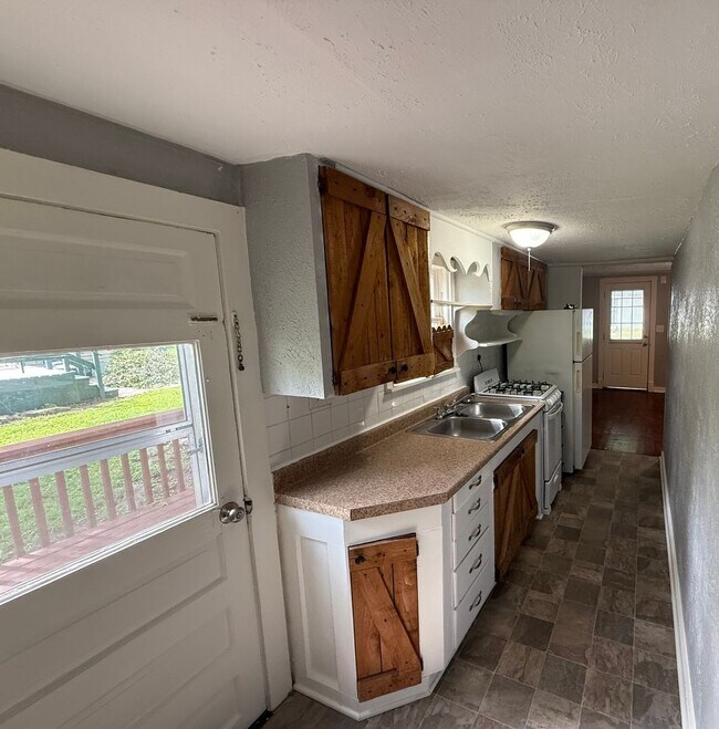 Building Photo - Newly Renovated 2 Bed / 1 Bath Grandview Home with Hardwood Floors & Deck