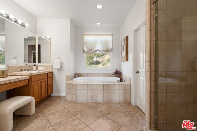 Building Photo - 657 S Ave 61