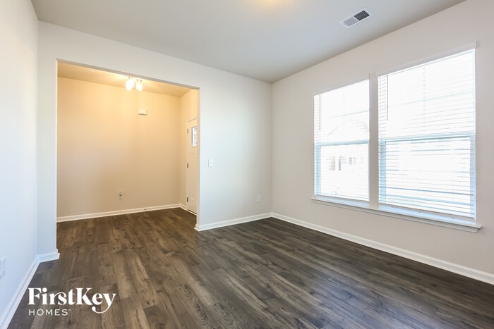 Building Photo - 562 Hillpark Ln