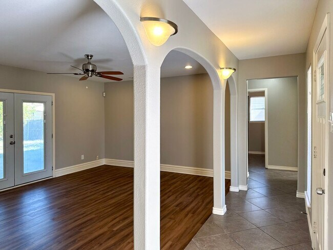 Building Photo - 4 Bedroom / 2 Bath / 2 Car Garage