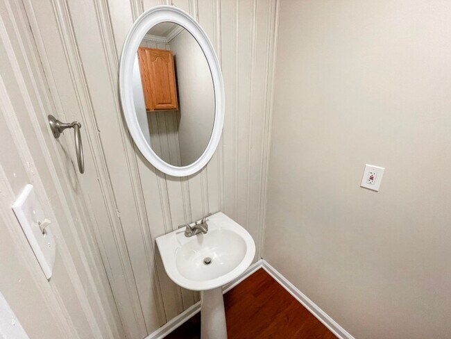 Building Photo - Renovated 3BR Ranch w/Basement
