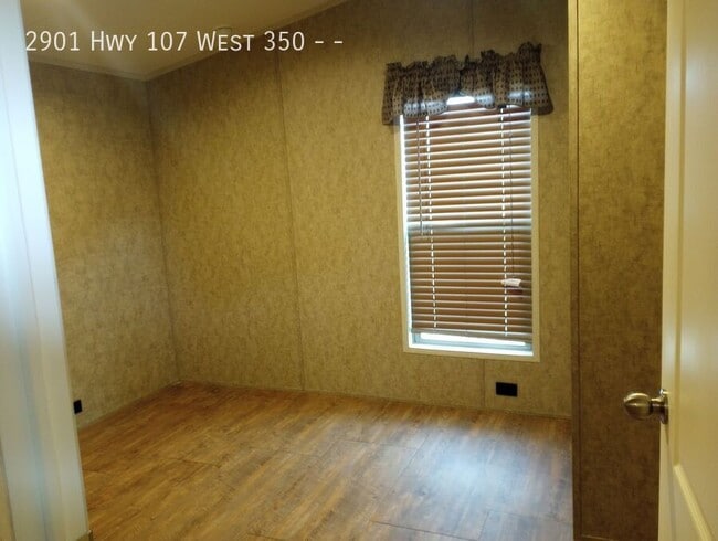 Building Photo - 2 bed 1 bath available!