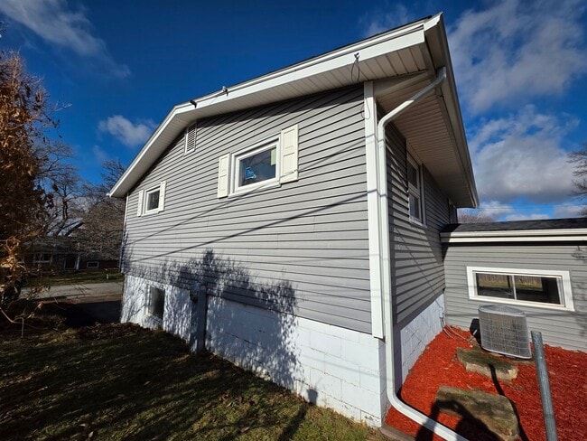 Building Photo - 4 bedroom Rental in Bettendorf