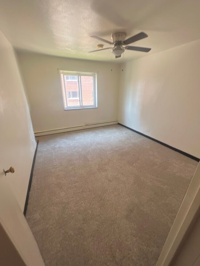 Building Photo - Centre Tower