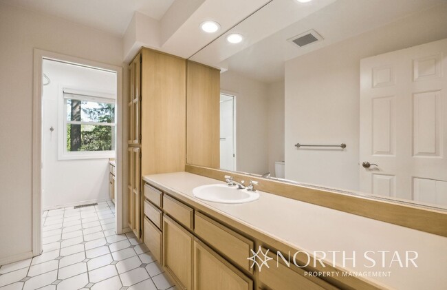 Building Photo - Stunning Lake Oswego Home with Space for E...