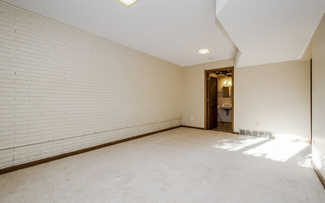 Building Photo - 2928 Radcliffe Ave