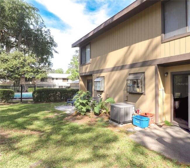 Building Photo - 2300 SW 43rd St