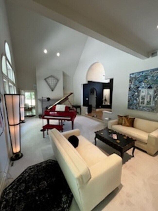 Building Photo - Stunning Custom Built Home with ALL Utilit...