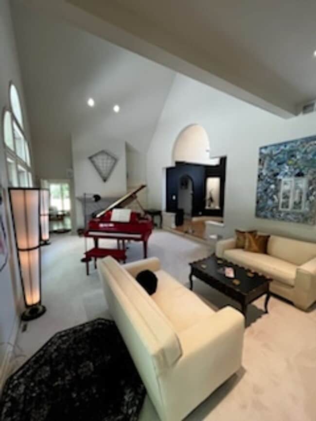 Building Photo - Stunning Custom Built Home with ALL Utilities Included!!