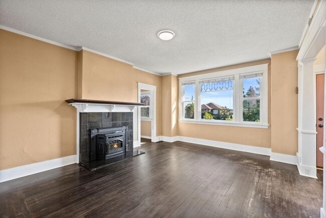 Building Photo - Spacious 3-Bed Tacoma Home w/ Office, A/C,...