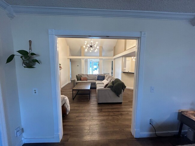 Building Photo - 4 bedroom 2 bathroom home in Hunters Chase...