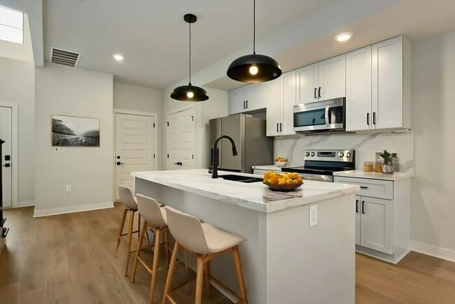 Building Photo - Move into Oak Ridge Falls Townhomes - Ask about our August Special!