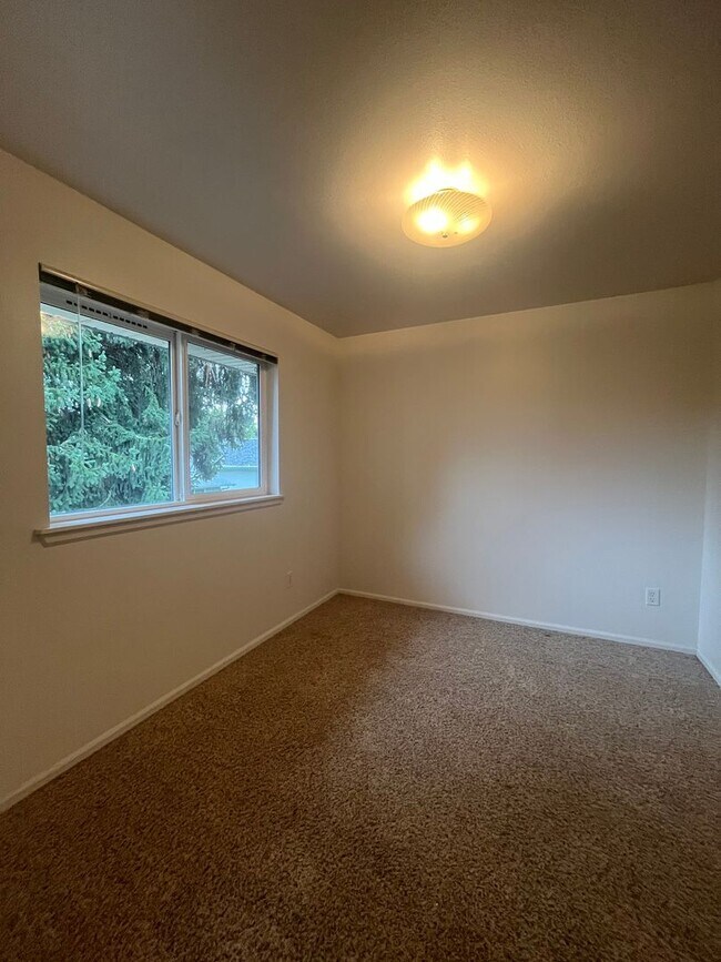 Building Photo - 2-Bedroom 1-Bathroom Apartment in 3 unit b...