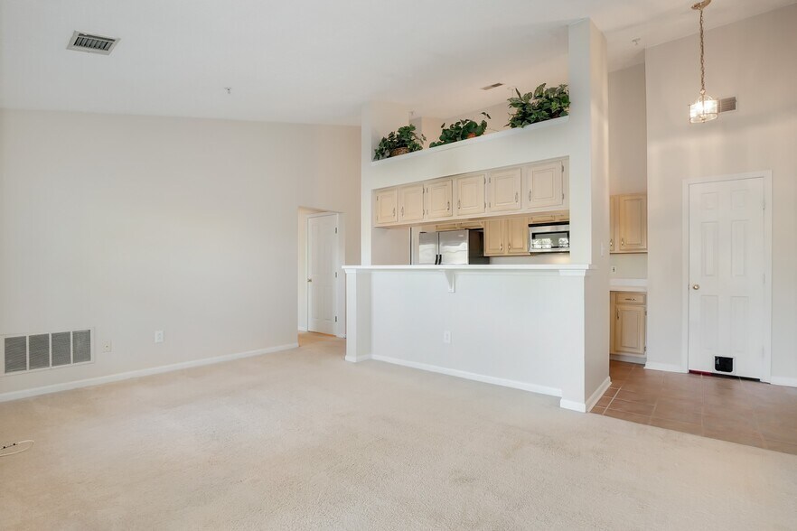 Building Photo - 13100 Briarcliff Terrace