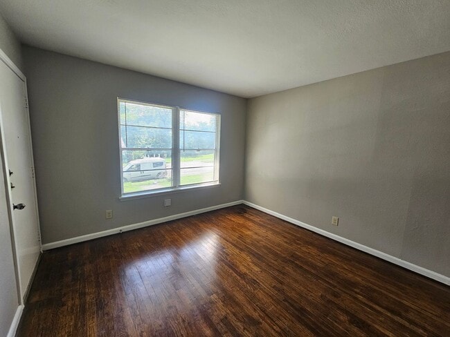 Building Photo - 2bed 1 bath near VA Hospital