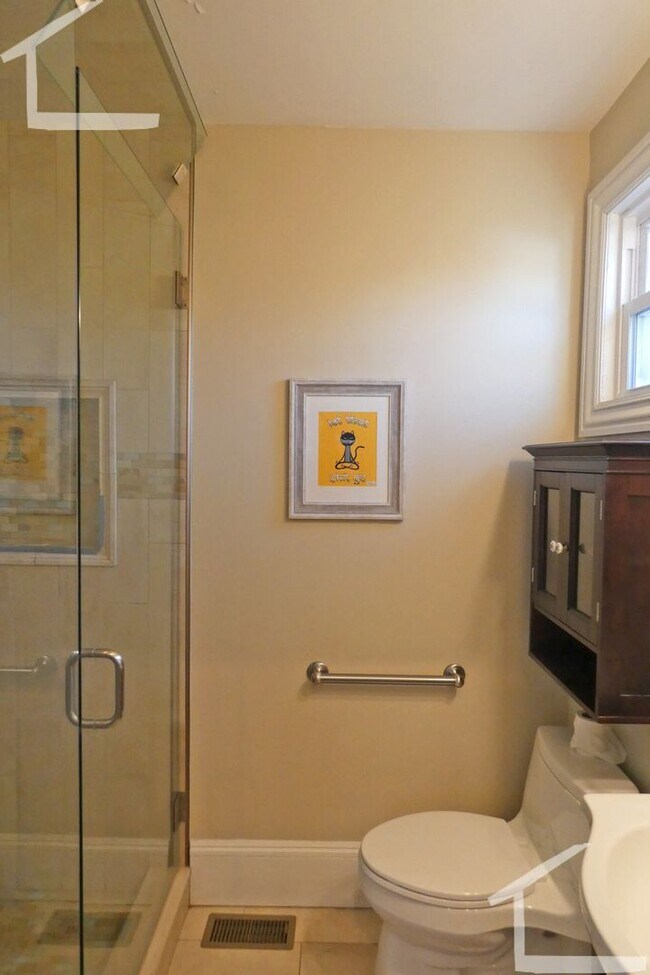 Building Photo - Lovely, De-leaded 3-bed, 2-bath Newton Apartment