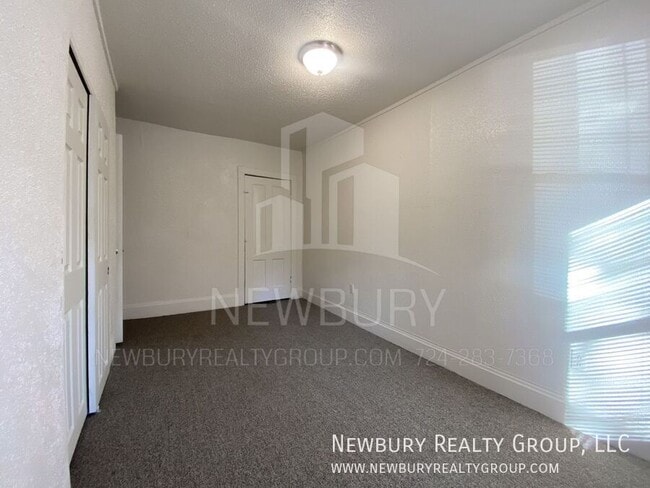 Building Photo - 33 Hickory St