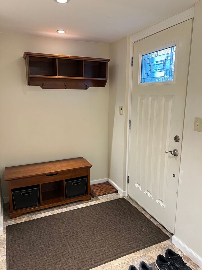 Building Photo - Quiet 2 bedroom with utilities included