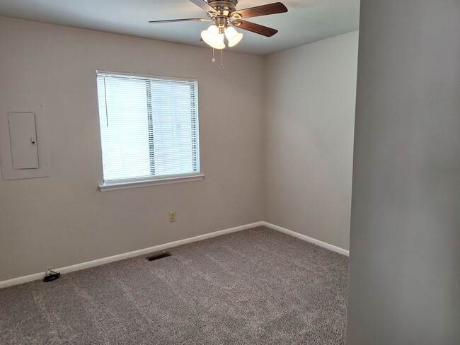 Building Photo - 3 bedroom/ 2 bathroom- Willow Green North