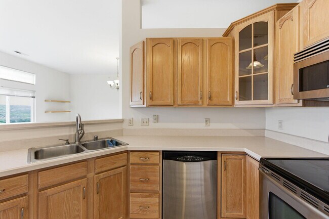 Building Photo - 323 Skyview Ct