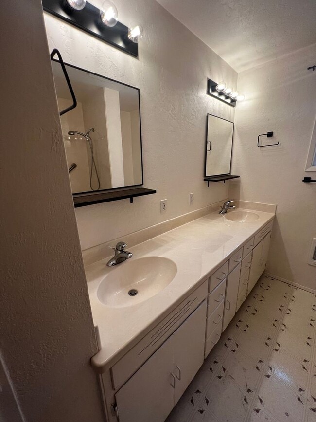 Building Photo - 4-Bedroom 3-Bathroom house with attached 1 bedroom apartment