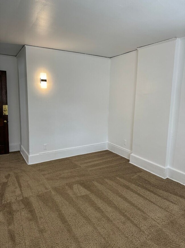 Building Photo - 845 E University Ave